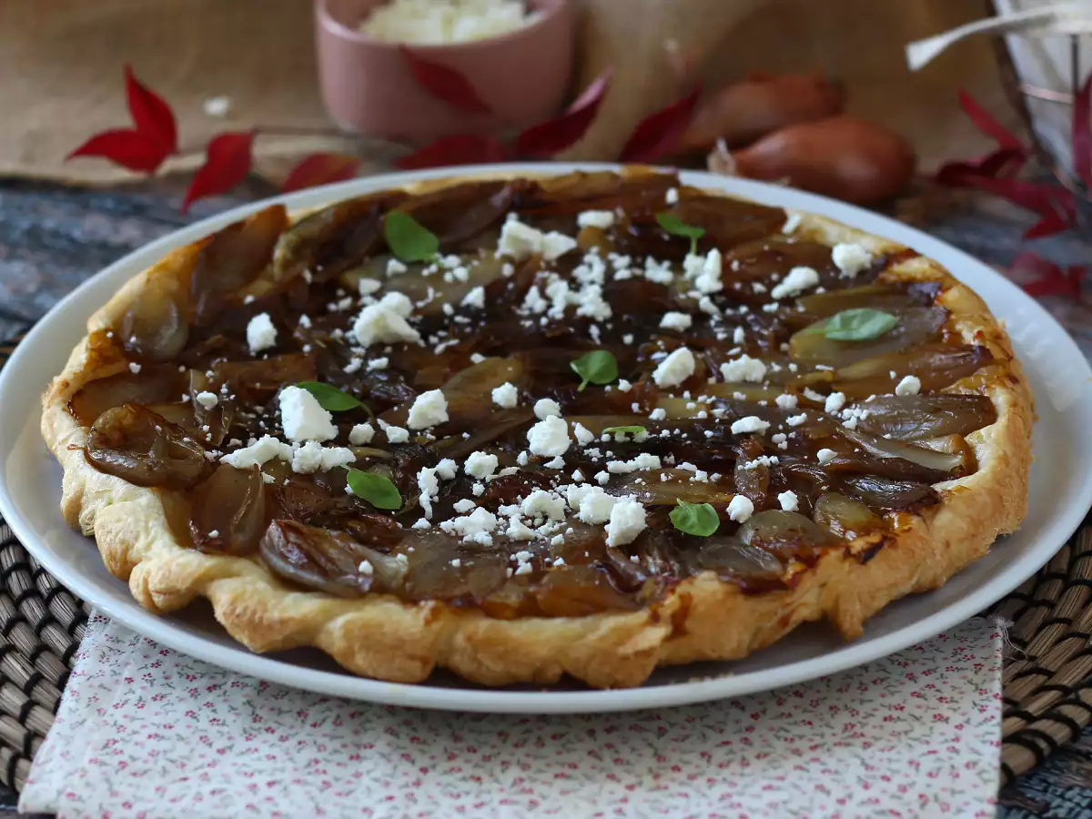 Resep Tarte tatin dengan bawang merah dan feta, versi gurih yang tak tertahankan!