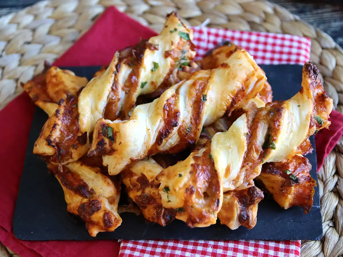 Resep Kue puff pastry dengan lilitan maksimal (tomat, ham, mozzarella, peterseli)