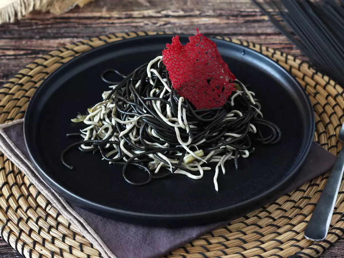 Resep Spageti hitam dengan bawang putih dan gulas. pasta al nero di seppia
