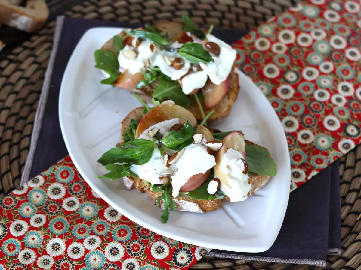 Resep Arugula, buah persik panggang, dan burrata di atas roti panggang: kombinasi manis dan gurih yang sempurna!
