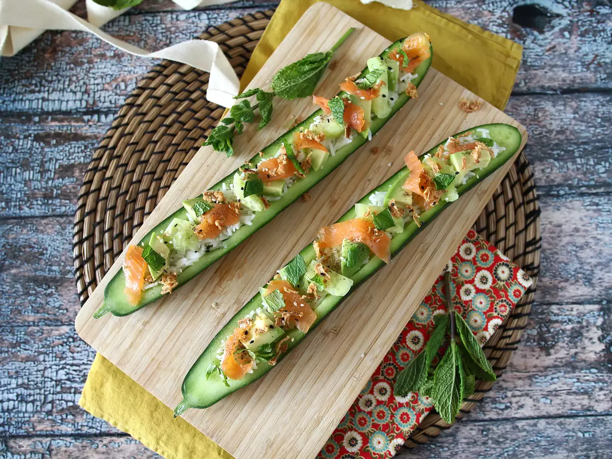 Resep Mentimun dengan nasi, salmon asap, alpukat, dan mint