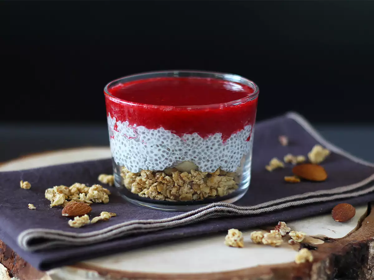 Resep Verrines puding chia dengan santan, raspberry, dan granola