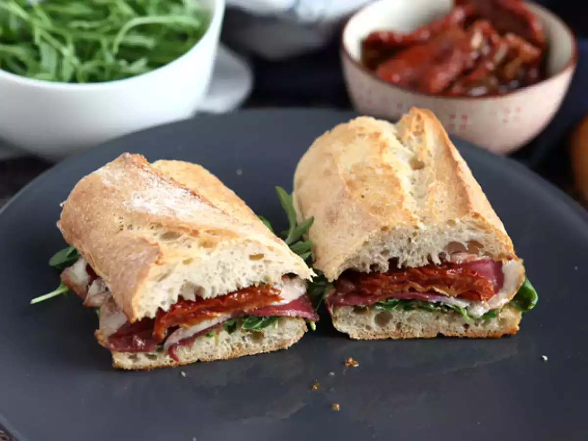 Resep Sandwich dengan dada bebek asap, tomat kering, roket, dan cuka balsamic