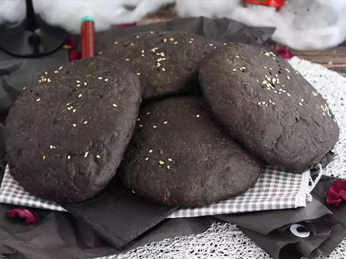 Resep Roti bun hitam dengan tinta cumi-cumi
