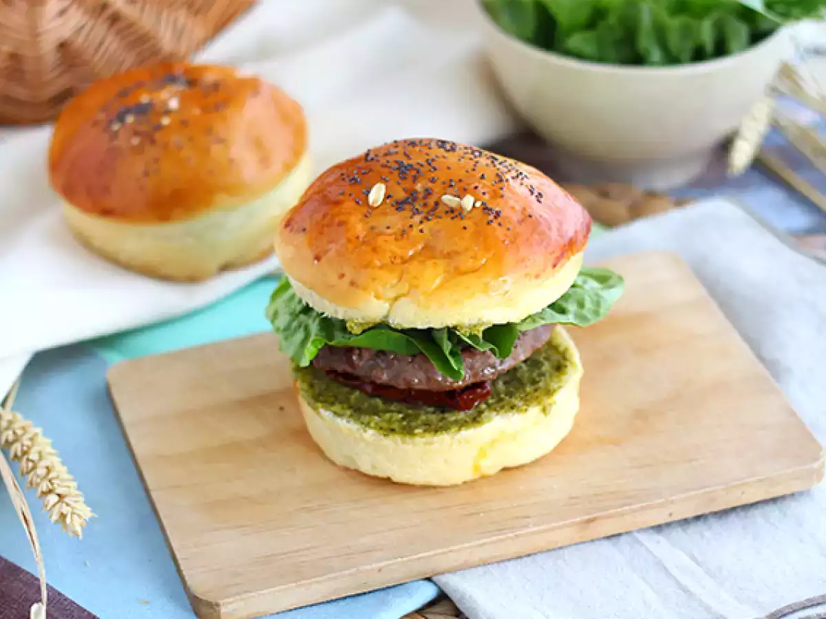 Resep Burger ala italia: saus pesto, tomat kering, mozzarella