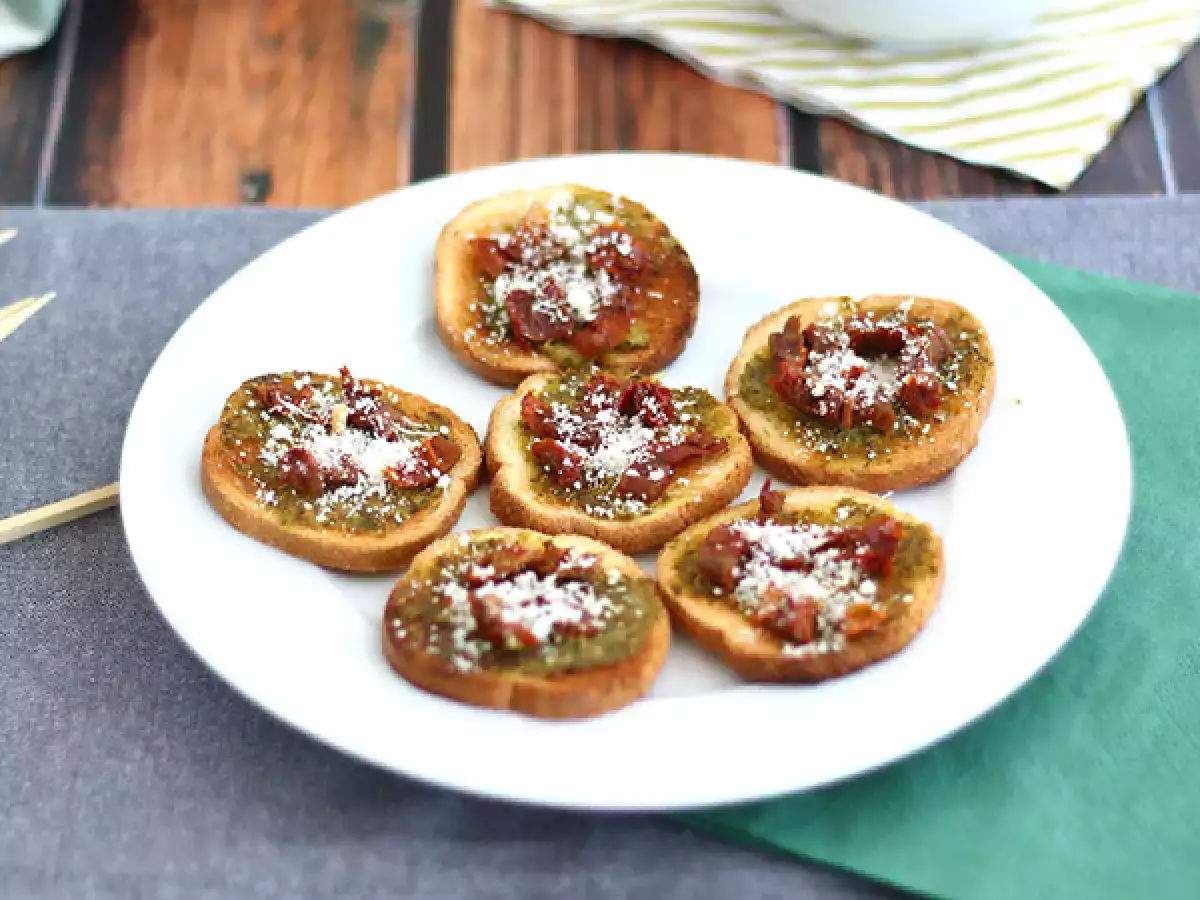 Resep Pesto, parmesan, dan roti panggang tomat yang dijemur