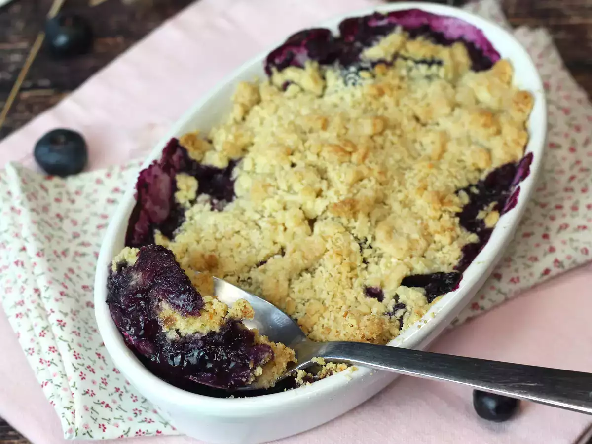 Resep Blueberry almond crumble: keemasan di bagian atas, berair di bagian dalam