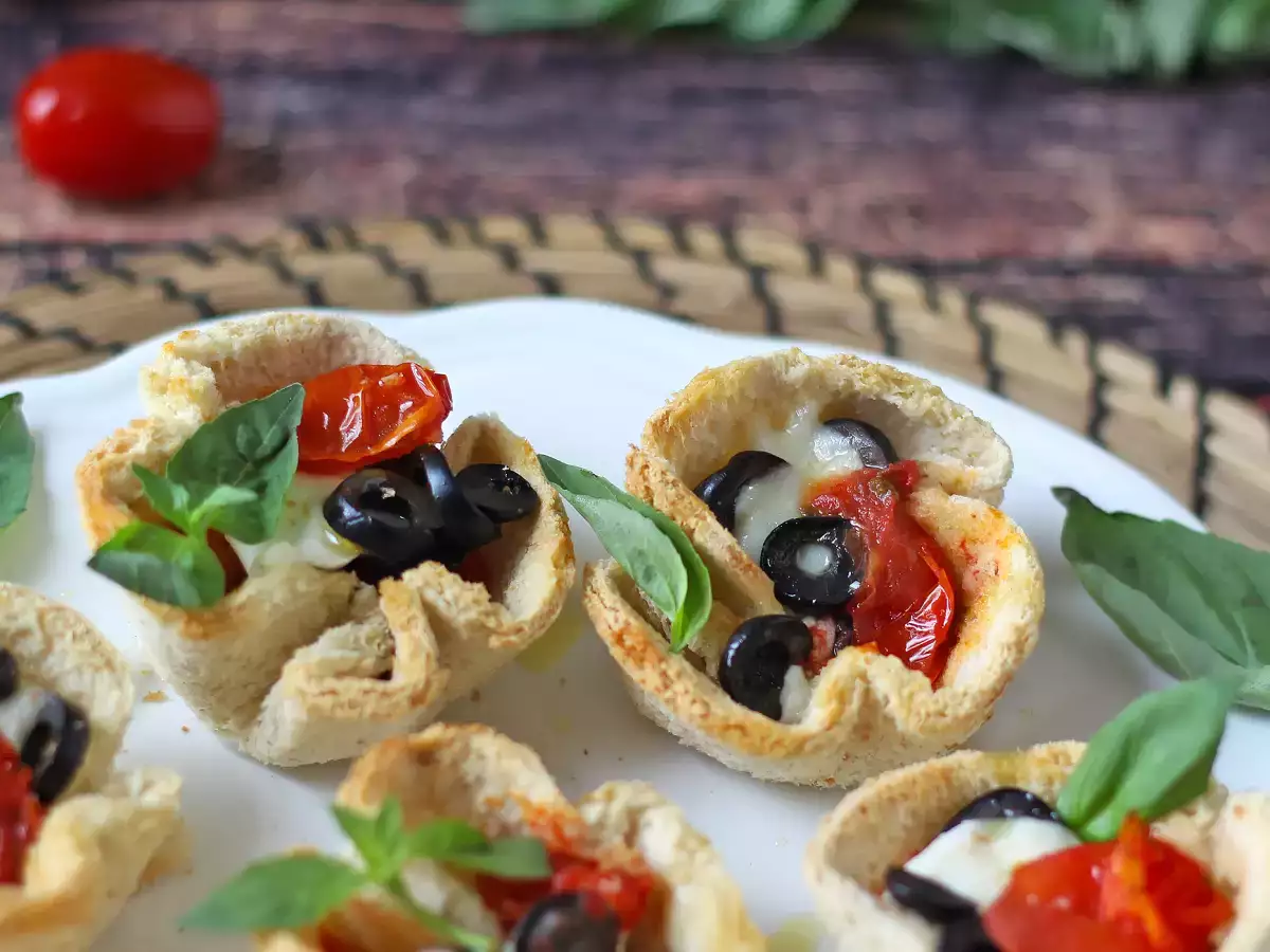 Resep Keranjang roti dengan mozzarella, tomat ceri, dan zaitun hitam