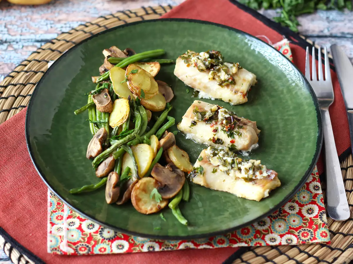 Resep Ikan hake air fryer dengan saus anggur putih, kentang, dan sayuran