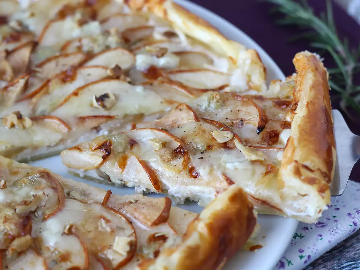 Resep Tart pir, gorgonzola, dan kacang kenari: perpaduan manis-gurih yang menggugah selera