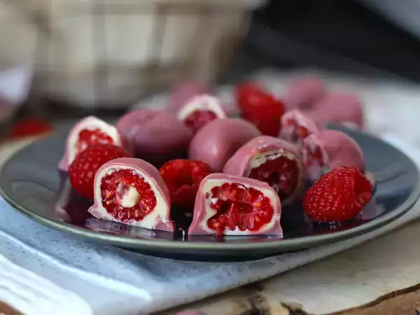 Resep Gigitan raspberry, cokelat putih, dan cokelat ruby ala franui