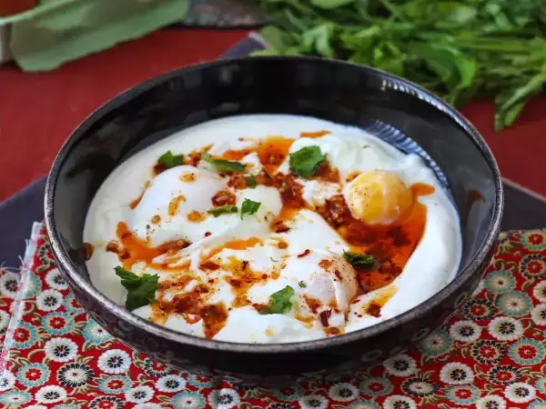 Resep Telur ala turki di atas dasar yoghurt dengan minyak pedas - çilbir