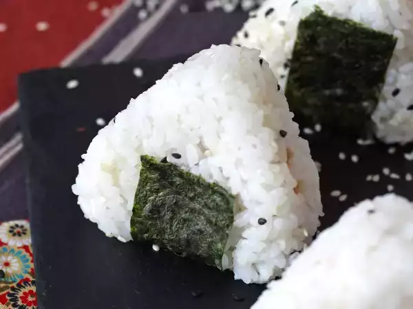 Resep Onigiri tuna, roti lapis nasi segitiga khas jepang - おにぎり