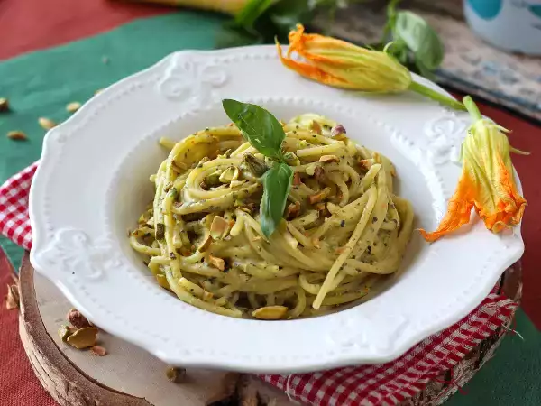 Resep Pasta dengan bunga cukini, ricotta, dan pistachio