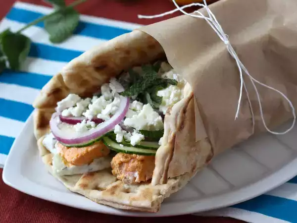 Resep Gyros dengan salmon, sandwich ikan yunani yang sempurna untuk musim panas!