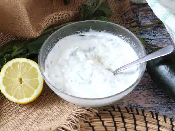 Resep Saus yoghurt, feta, lemon, dan mint yang sangat segar!