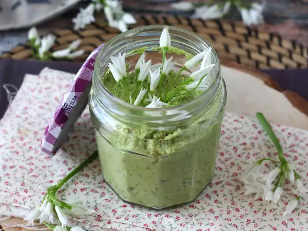 Resep Pesto bawang putih beruang, harum dan sangat lezat!