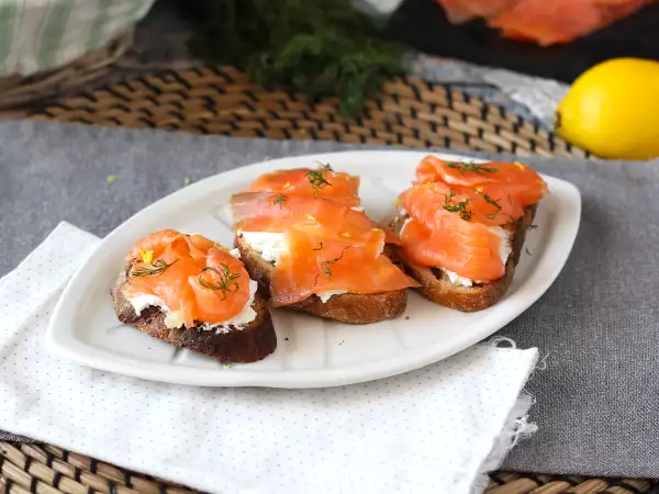 Resep Keju kambing segar dan salmon asap di atas roti panggang