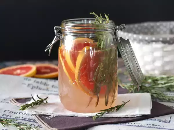 Resep Air rasa jeruk bali dan rosemary: minuman detoksifikasi tanpa tambahan gula