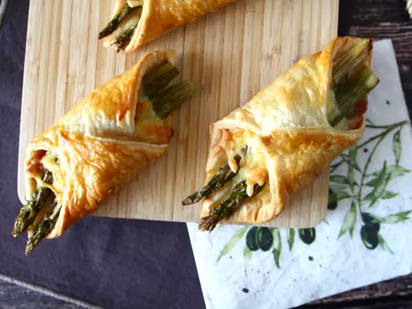 Resep Asparagus, ham, dan kue-kue keju yang meleleh