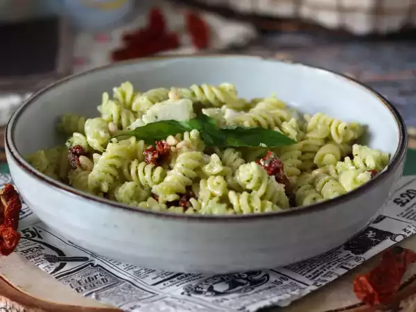 Resep Pasta dingin dengan pesto cukini, mozzarella kerbau, dan tomat yang dijemur
