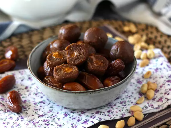 Resep Bola energi kurma dengan bagian tengah selai kacang