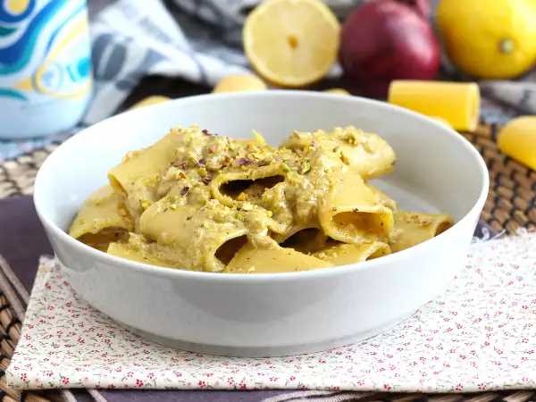 Resep Pasta dengan tuna, pistachio, dan lemon