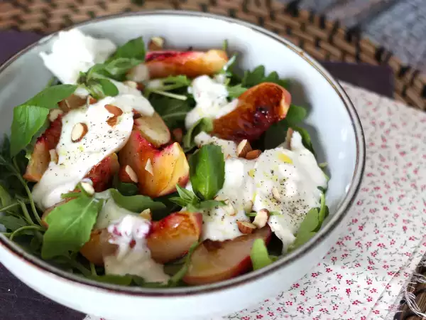 Resep Salad manis dan gurih dengan buah persik panggang, roket, dan burrata (rasa musim panas yang manis)