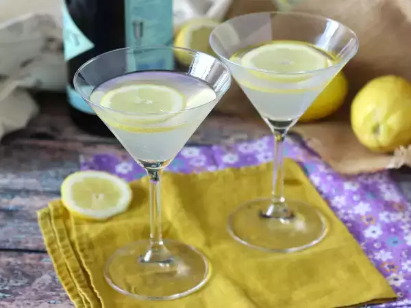 Resep Gin mendesis untuk dibagikan kepada semua tamu anda selama minuman beralkohol