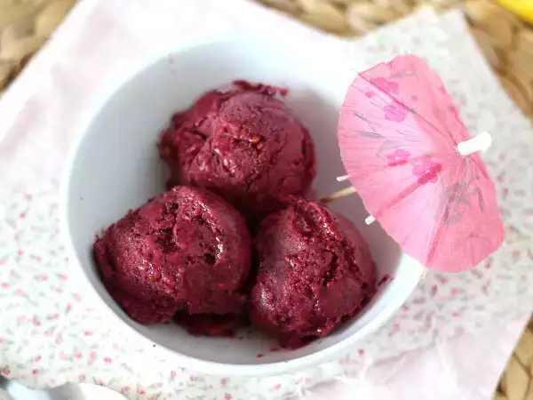 Resep Es krim buah merah vegan: pisang krim yang enak, sangat mudah dibuat!