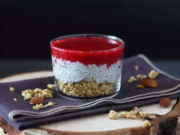 Resep Verrines puding chia dengan santan, raspberry, dan granola