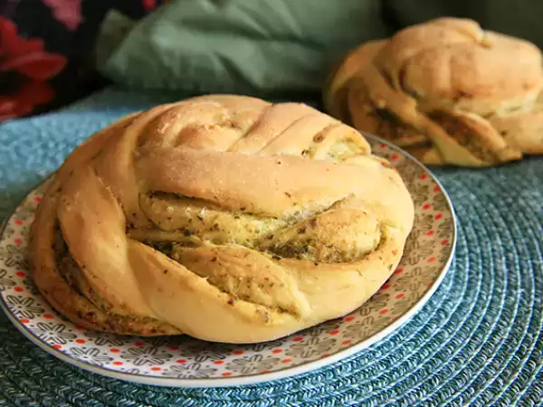 Resep Roti gulung yang dikepang dengan pesto hijau