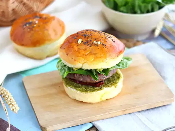 Resep Burger ala italia: saus pesto, tomat kering, mozzarella