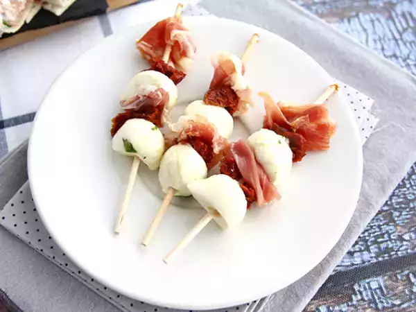 Resep Kebab mozzarella, ham yang diawetkan, dan kebab minuman beralkohol tomat kering