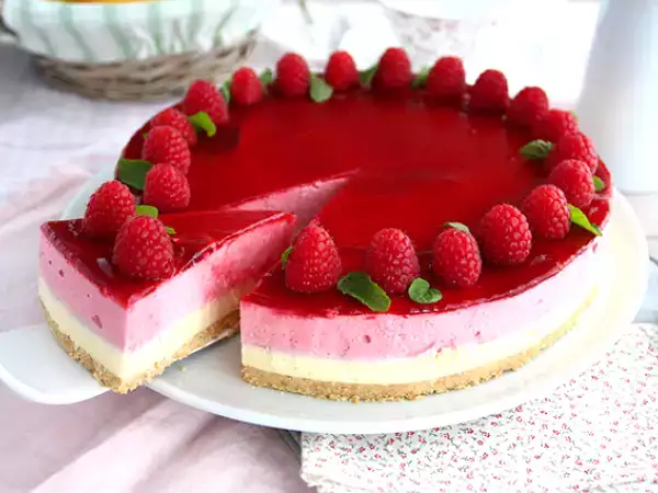 Resep Bavarois raspberry cokelat putih (langkah-langkah dan video)