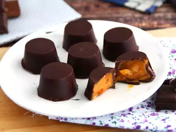 Resep Cokelat yang diisi dengan karamel mentega asin dan kacang almond