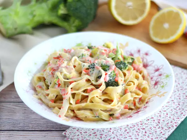 Resep Pasta satu panci - tagliatelle dengan salmon dan brokoli