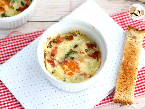 Resep Oeufs cocotte dengan bacon dan daun bawang, resep cepat