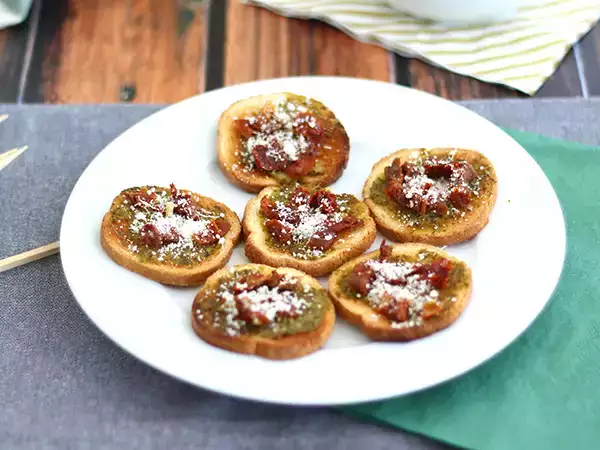 Resep Pesto, parmesan, dan roti panggang tomat yang dijemur