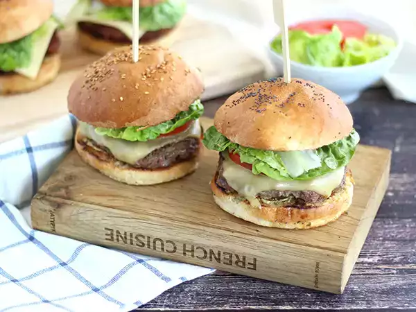 Resep Burger buatan sendiri yang cepat dan mudah