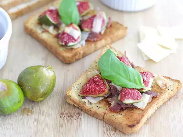 Resep Bruschetta dengan buah ara, parmesan dan ham parma