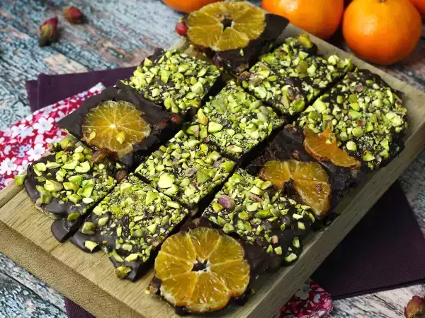 Resep Cokelat batangan pistachio dan mandarin, kudapan manis yang sempurna untuk musim dingin!