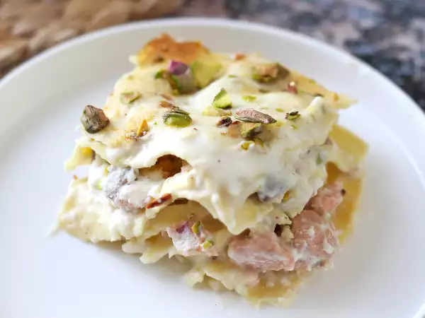 Resep Lasagna salmon dengan burrata dan pistachio yang lembut dan renyah