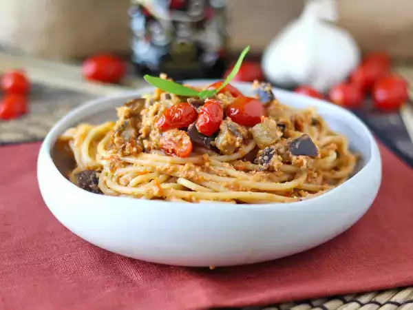 Resep Pasta dengan krim terong dan tomat ceri: resep sederhana dan lezat