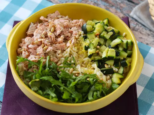 Resep Salad pasta orzo dengan salmon dan cukini