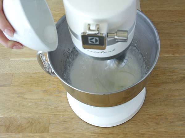 Pavlova stroberi yang mudah - Persiapan langkah 4