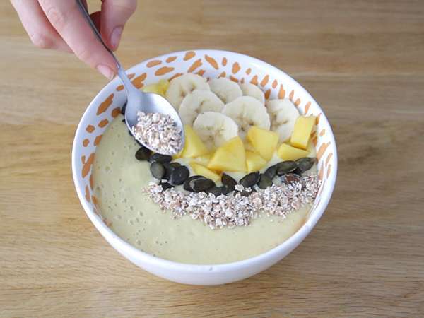 Mangkuk smoothie pisang mangga - Persiapan langkah 3