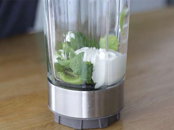 Mangkuk smoothie bayam bayam kiwi mint - Persiapan langkah 1