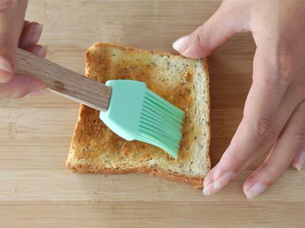 Bruschetta dengan buah ara, Parmesan dan ham Parma - Persiapan langkah 1