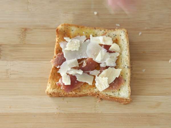 Bruschetta dengan buah ara, Parmesan dan ham Parma - Persiapan langkah 2